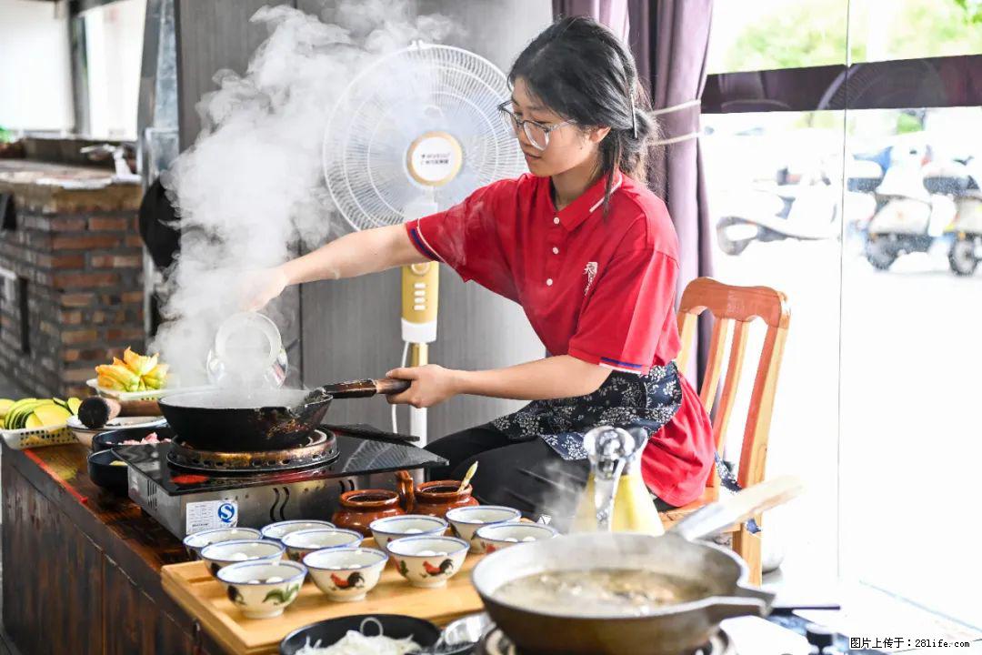 全网追的“扁担女孩”，找了一份暑假工，时薪12元 - 那曲生活资讯 - 那曲28生活网 nq.28life.com